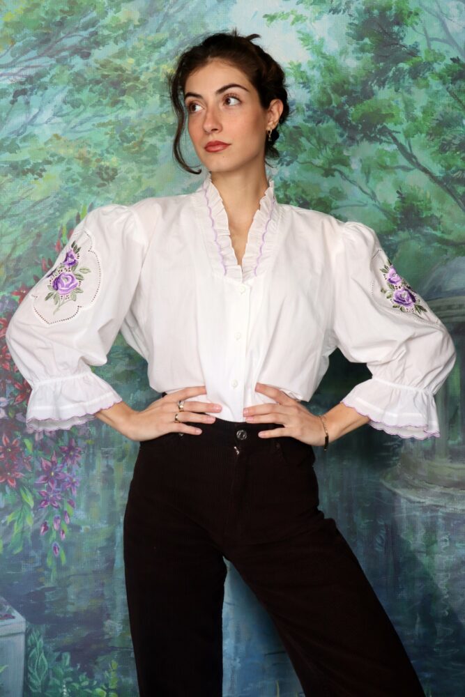 Puff sleeves blouse with flower embroidery