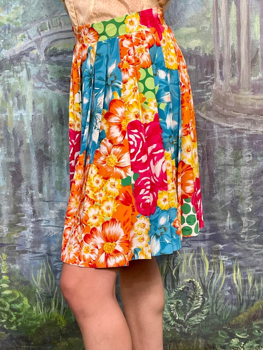 Vintage short floral skirt