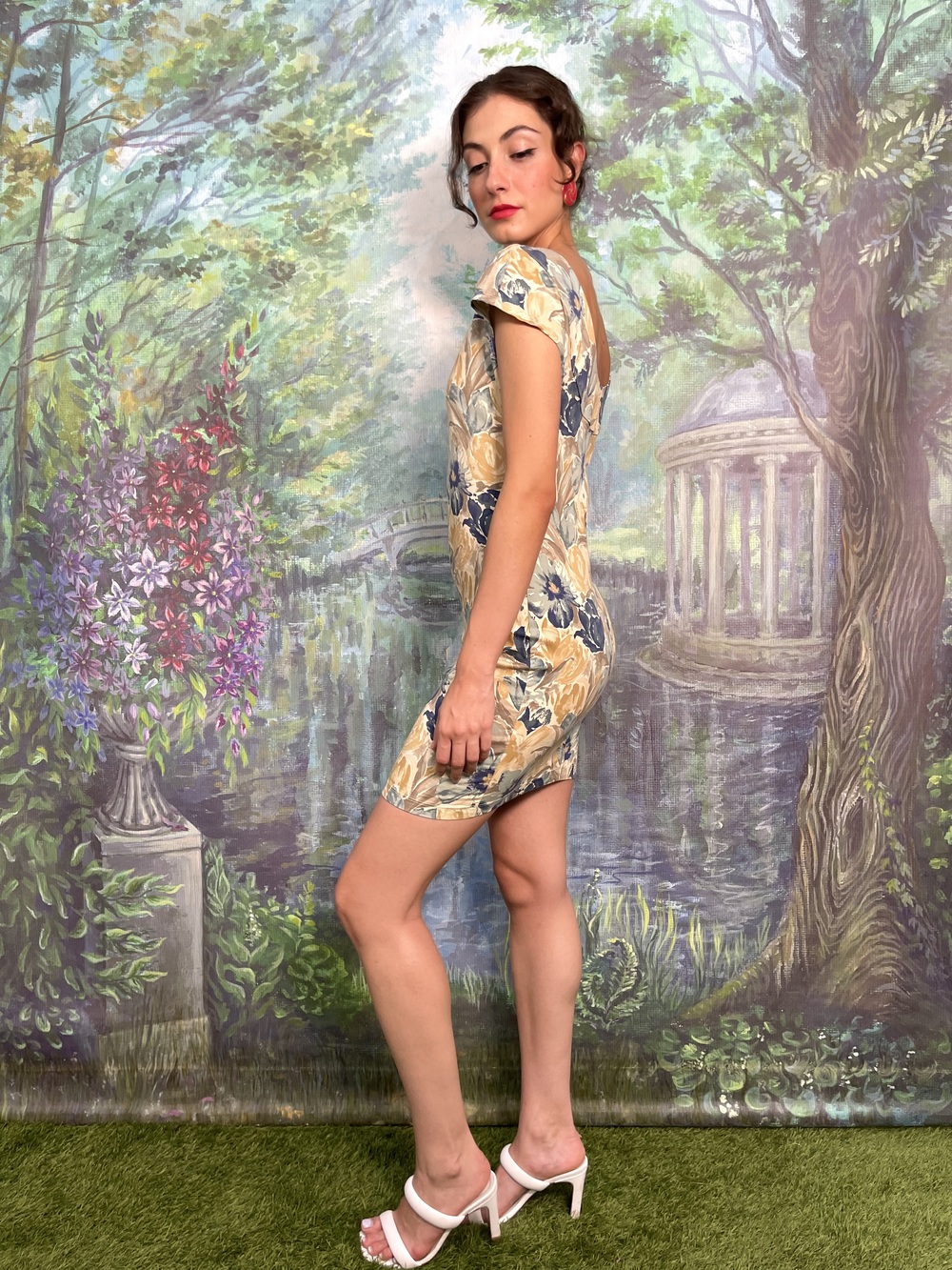 Vintage floral fitted mini dress – bodycon silhouette